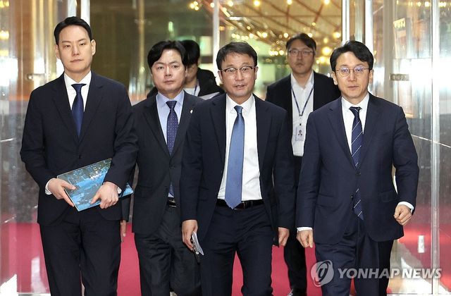 국정조사 논의를 위해 국회의장실 향하는 민주당 원내지도부