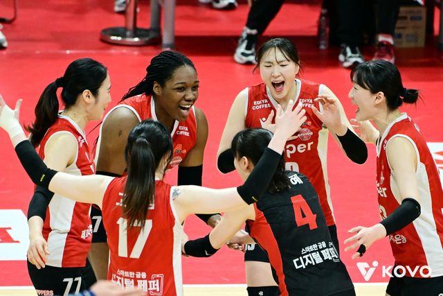 득점 후 기뻐하는 페퍼저축은행 선수들