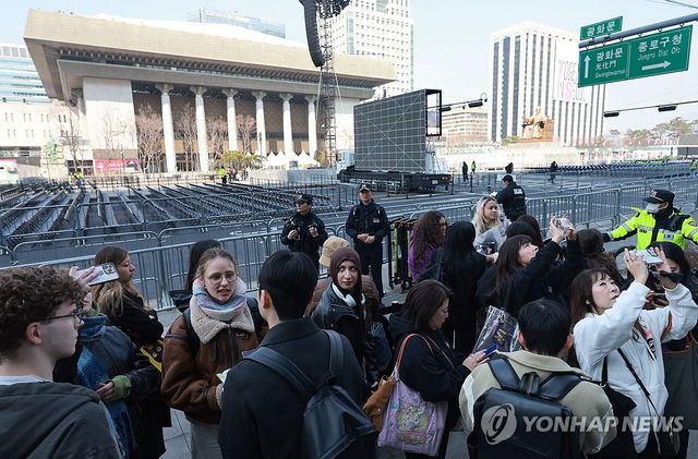 이른 아침부터 BTS 공연 기다리는 아미