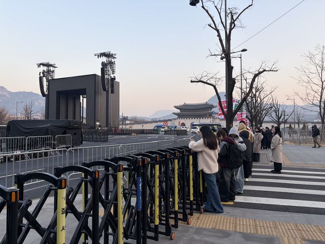 21일 서울 종로구 의정부터에서 그룹 방탄소년단(BTS) 컴백 행사 기다리는 팬들의 모습 [촬영 양수연]