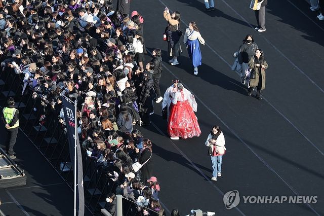 한복입고 BTS 공연장 입장하는 아미들