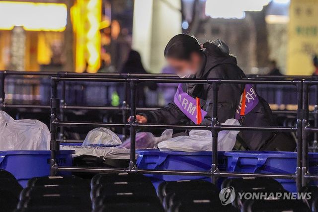 공연 끝난 뒤 쓰레기 정리하는 아미 자원봉사단