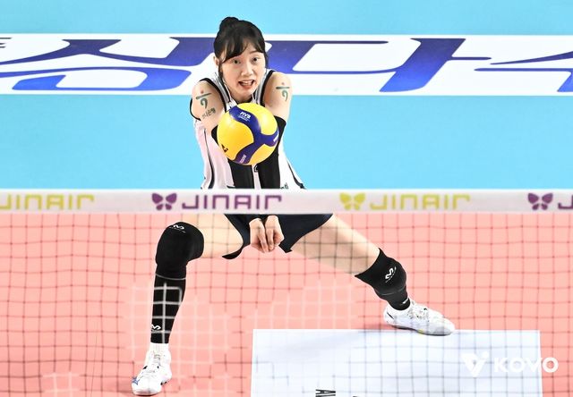 리시브하는 한국도로공사의 리베로 문정원