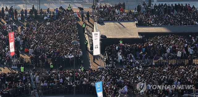 '벌써 가득찬 객석'