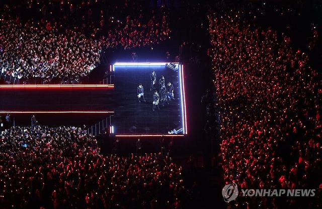 BTS 광화문 컴백, '아미'와 함께 '붉은 빛'으로 물들다