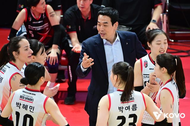 작전 지시하는 고희진 정관장 감독(중앙)