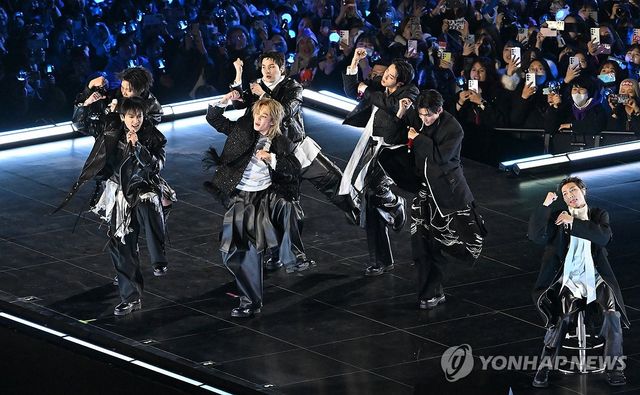 광화문광장에서 펼쳐지는 방탄소년단의 공연