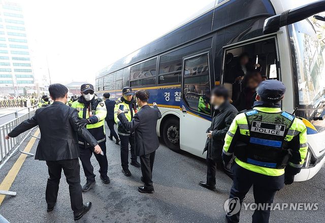 경찰 버스에서 내린 결혼식 하객들