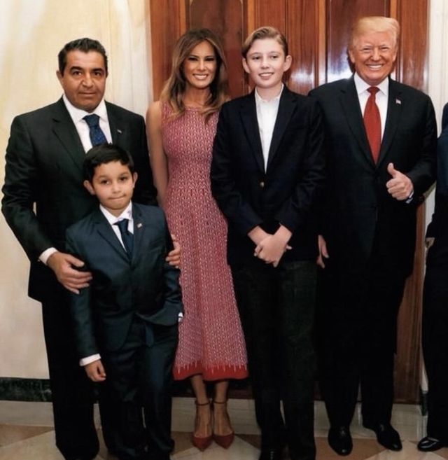 잠폴리(맨 왼쪽)와 트럼프 대통령 가족이 함께 찍은 사진