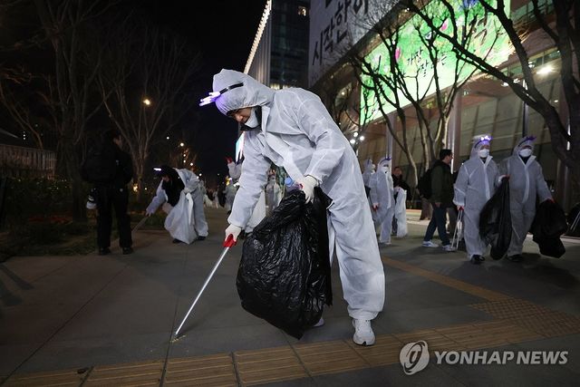 BTS 공연 끝난 뒤 쓰레기 줍는 자원봉사자들