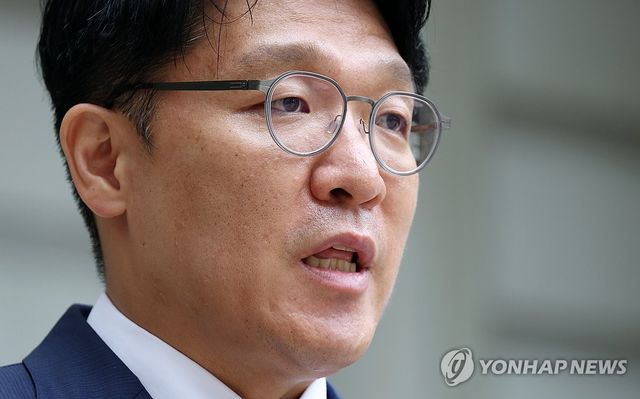 취재진 질문에 답하는 김상민 전 검사