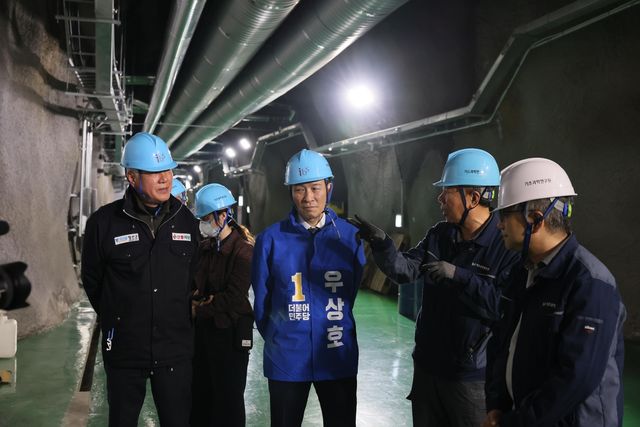 정선 IBS 예미랩 방문한 우상호(가운데) 강원특별자치도지사 후보