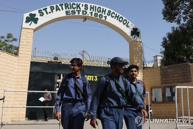 에너지 절감을 위해 2주간 휴교령이 내려진 파키스탄의 고등학교