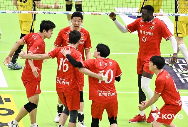 득점 후 기뻐하는 한국전력 선수들