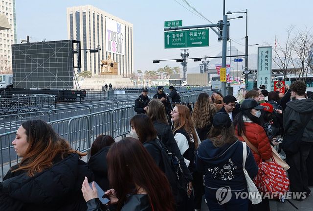 이른 아침부터 BTS 공연 기다리는 아미