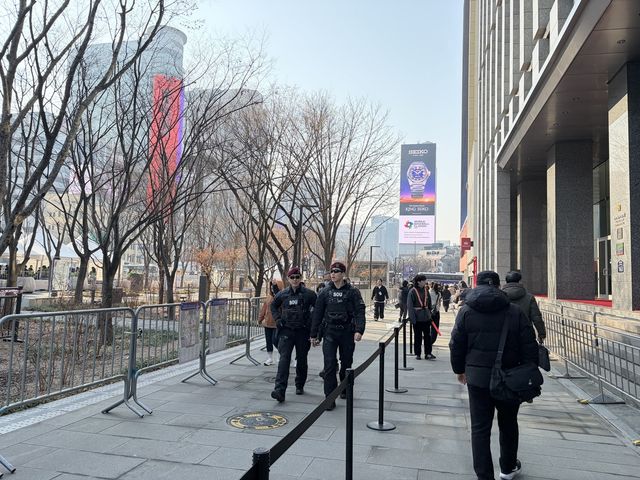 21일 오전 10시께 광화문광장 순찰하는 경찰특공대의 모습 [촬영 양수연]