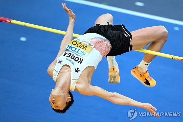 바를 뛰어넘는 우상혁