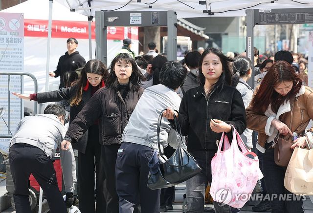 BTS 공연 입구에 설치된 검문검색대