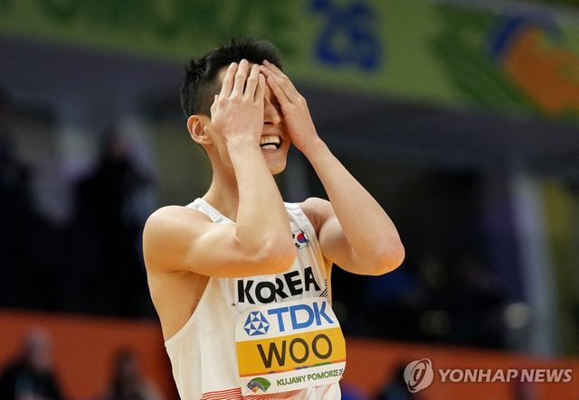 아쉬워하는 우상혁