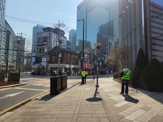 21일 오전 11시께 서울 종로구 삼봉로 인근에 배치된 경찰과 진행요원들의 모습 [촬영 김준태]