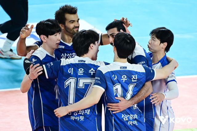 득점 후 기뻐하는 삼성화재 선수들