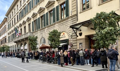 공유 초청행사 참석위해 극장 앞 늘어선 팬들