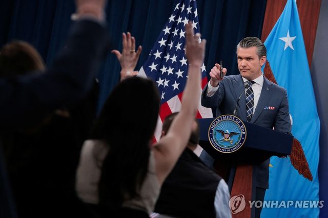 기자들의 질문을 받는 피트 헤그세스 국방장관
