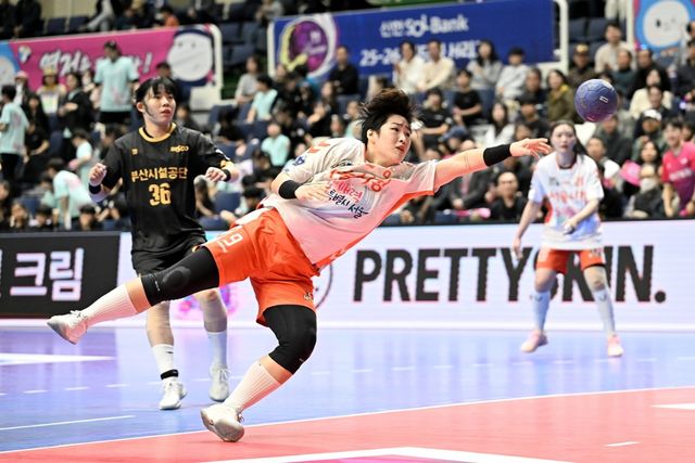 21일 부산시설공단과 경기에서 공격을 시도하는 서울시청 안혜인.