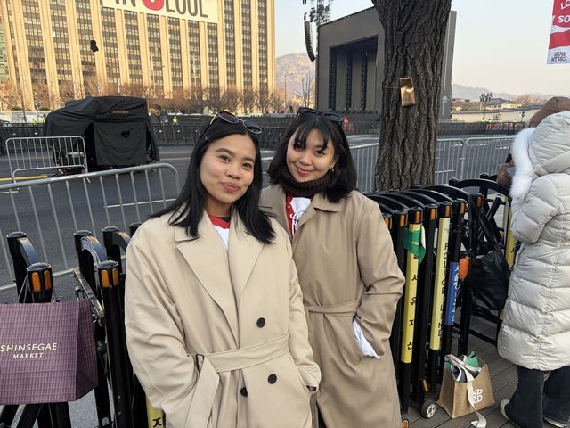 21일 서울 종로구 의정부터에서 그룹 방탄소년단(BTS) 컴백 행사 기다리는 팬들의 모습 [촬영 양수연]