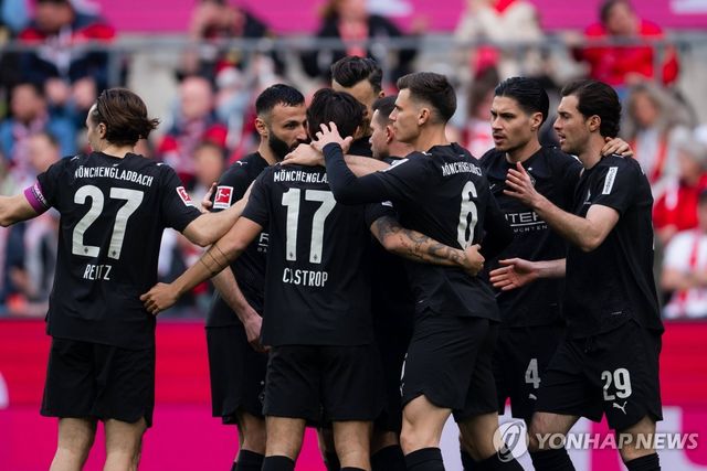 동료들 축하 받는 카스트로프