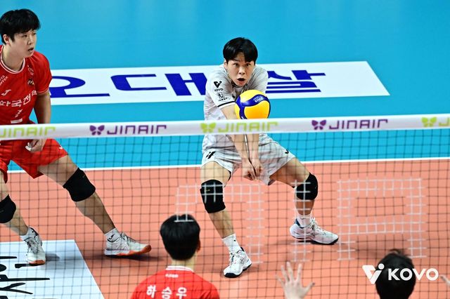 리시브하는 한국전력의 리베로 정민수(중앙)