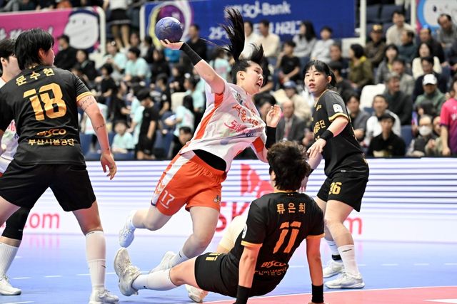 21일 부산시설공단과 경기에서 슛을 시도하는 서울시청 오예나