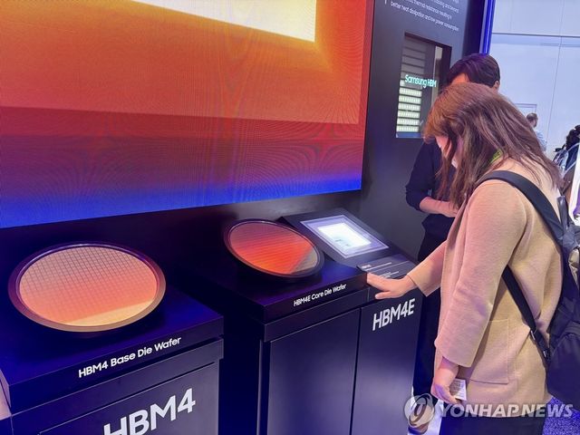 삼성전자 'HBM4E' 시제품 살펴보는 GTC 관객