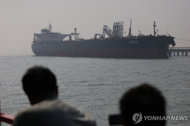 사우디산 원유 싣고 인도에 도착한 유조선