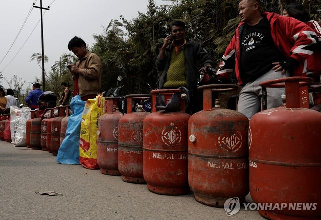 네팔의 액화석유가스(LPG) 판매소 앞에 늘어선 빈통 