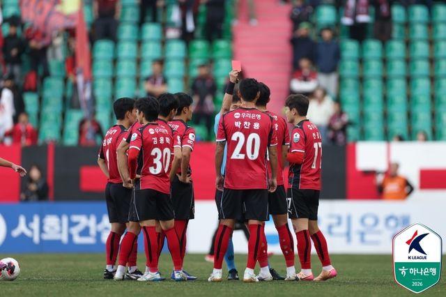 포항 전민광이 퇴장당하는 장면.