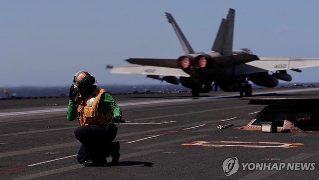 미 항모 제럴드 포드호에서 출격하는 전투기