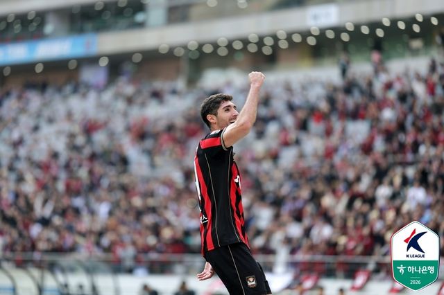 골 넣고 기뻐하는 로스