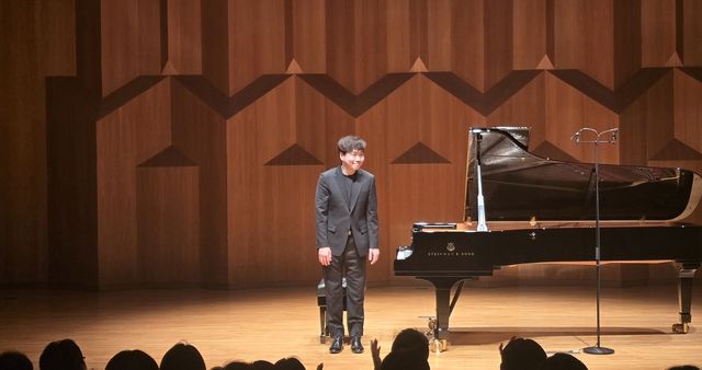 관객에 인사하는 한지호