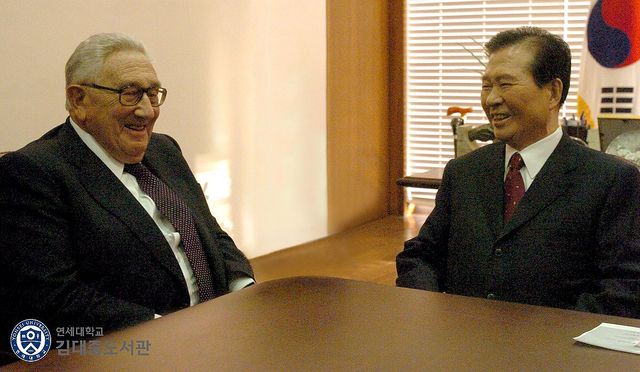 2005년 3월 한국을 방문한 키신저가 김대중 전 대통령을 만나 대화하는 모습