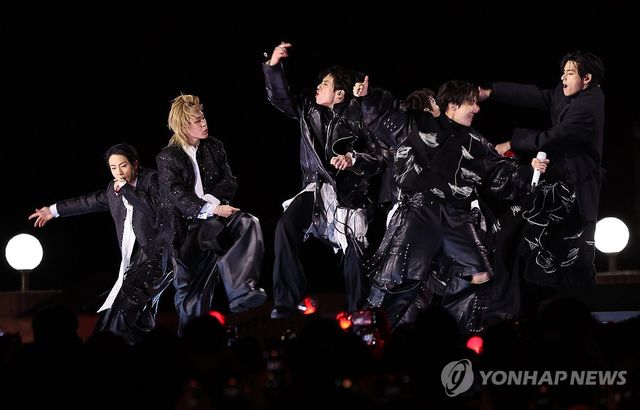 BTS의 열정적인 광화문 컴백 무대