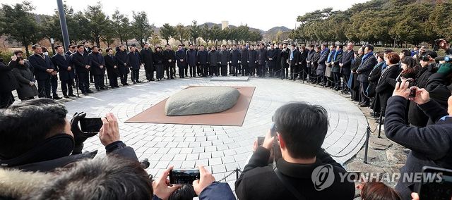 노무현 전 대통령 묘역 참배