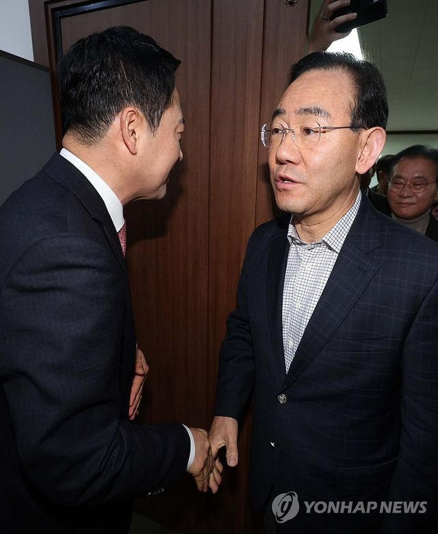 악수하는 장동혁과 주호영