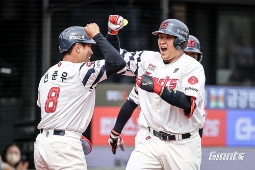 유강남이 연타석 홈런을 터뜨렸다.