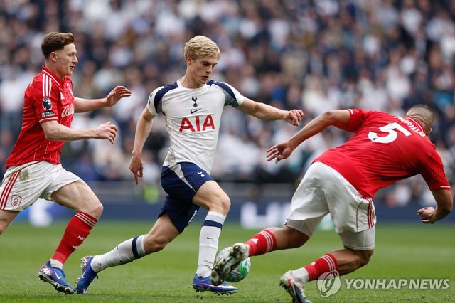 토트넘과 노팅엄 포리스트의 경기 장면