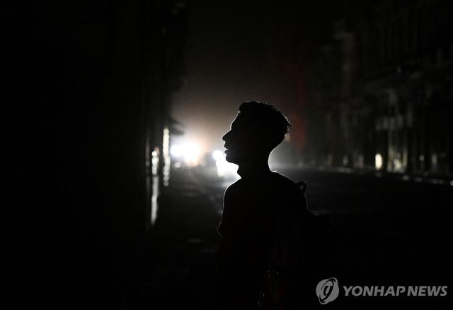 전국적인 정전이 발생한 쿠바의 아바나 거리