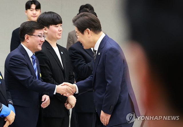 이재명 대통령, 김성환 환경부 장관과 인사