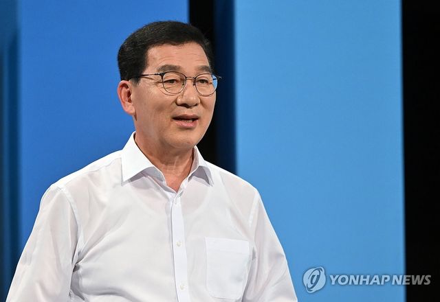 예비경선 합동토론회에서 발언하는 신정훈 의원