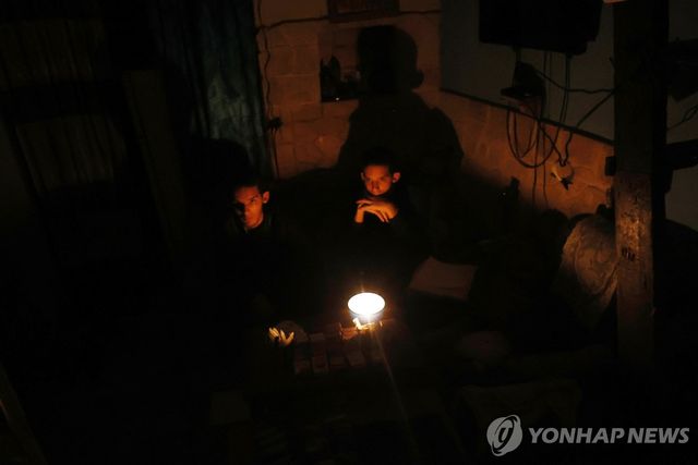 램프를 사용하는 쿠바 가정