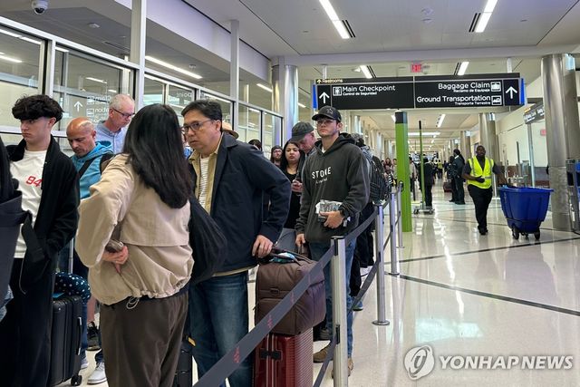 미 애틀랜타 국제공항에서 보안검색 대기하는 승객들
